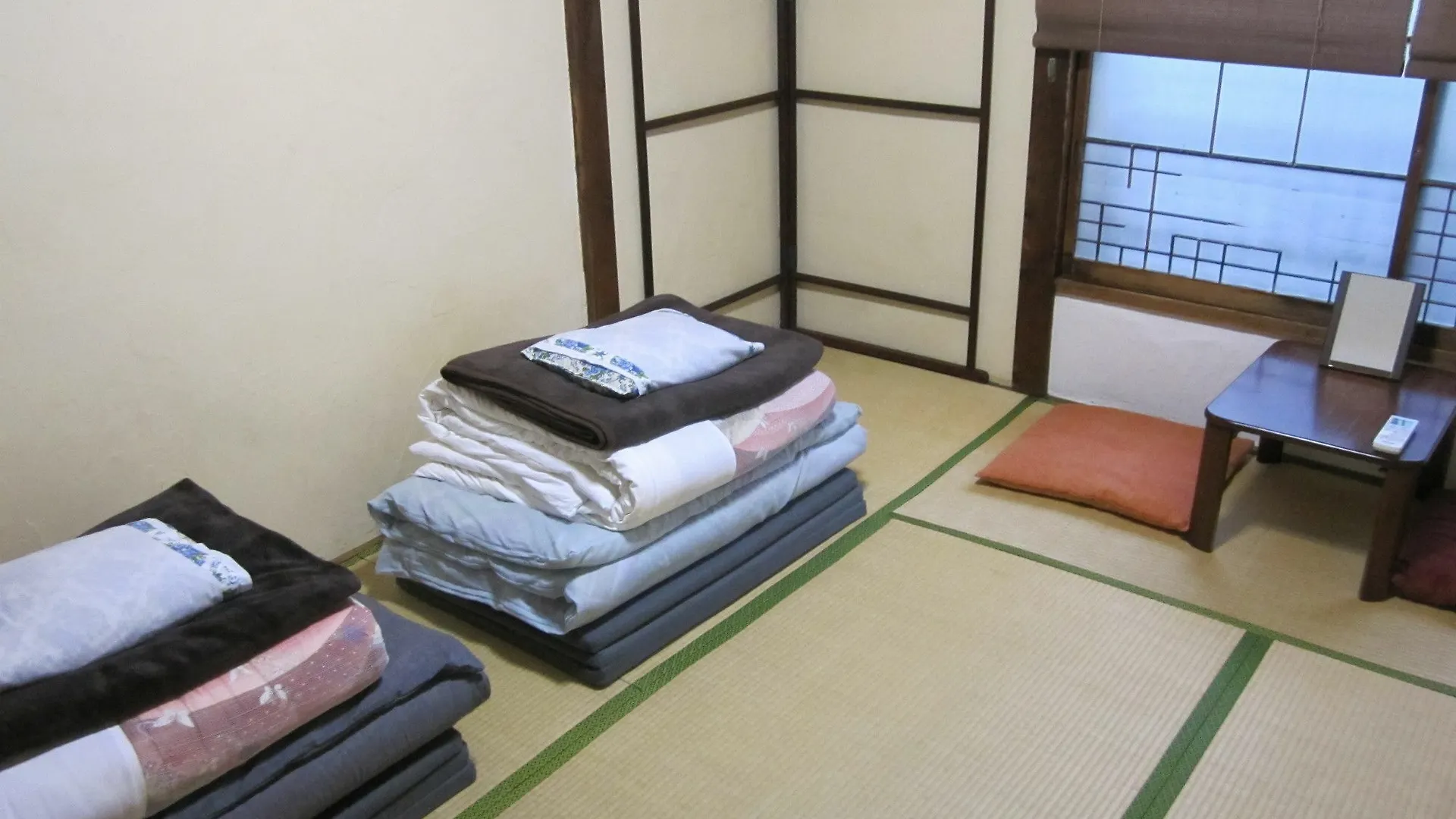 Taito Ryokan Tokio 2*,  Japón